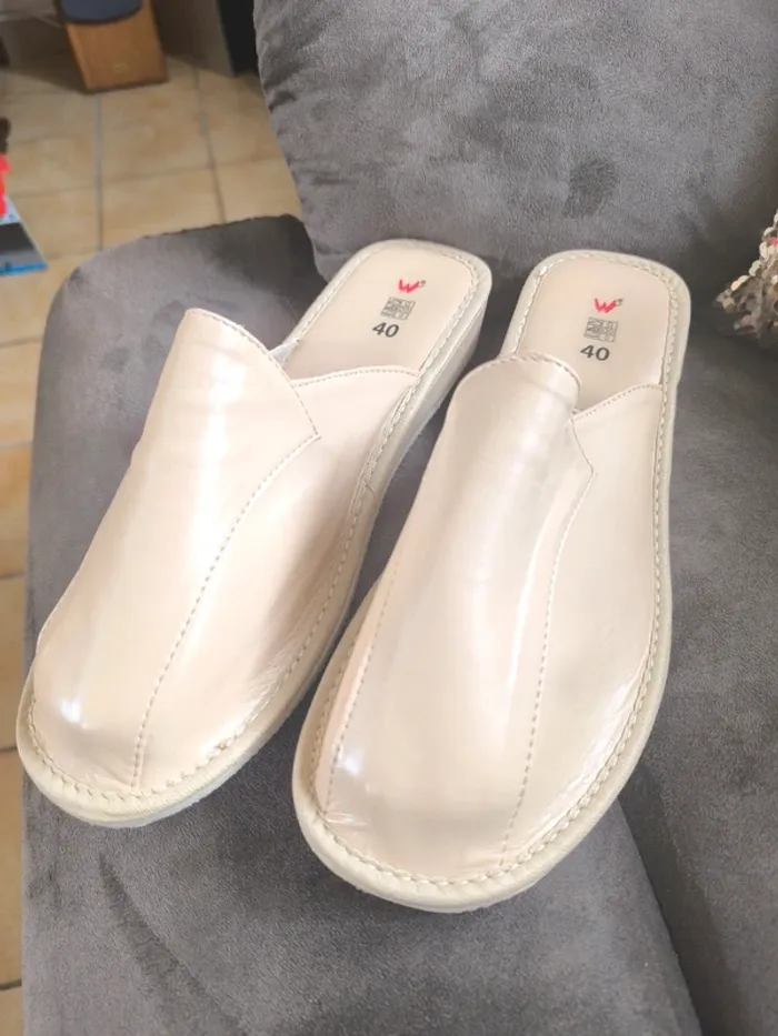 Jolies pantoufles en cuir beige