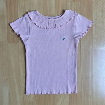T‑shirt côtelé rose poudré Kiabi – Col volanté & fleur – 8 ans
