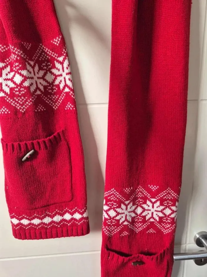 Écharpe rouge motif hivernal – H&M 🎄 - photo numéro 2