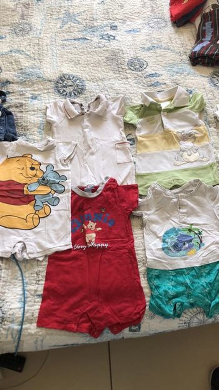 lot de barboteuses 6 mois disney et une burberry