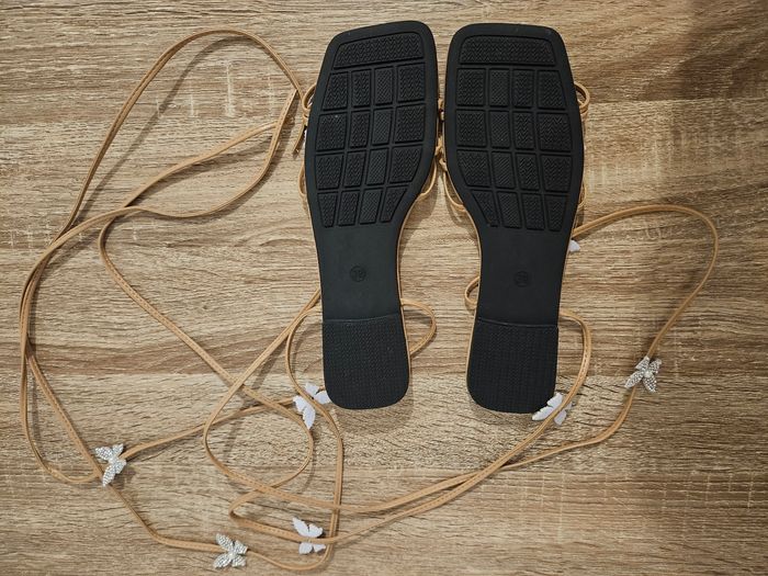 Nu-pieds à lanières avec des papillons 🦋 - photo numéro 4