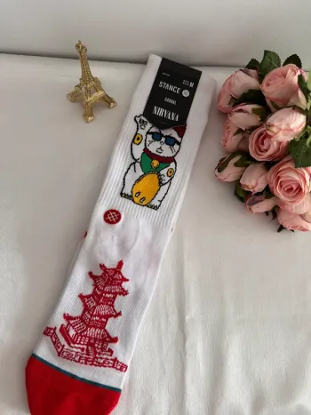 🧦 Chaussettes édition limitée Stance X Nirvana – Chat porte-bonheur & pagode rouge – Taille M