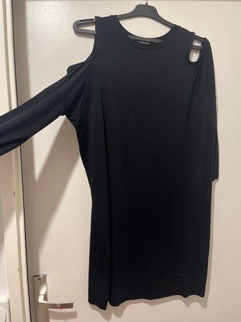 Superbe robe noire M/L épaules dénudées