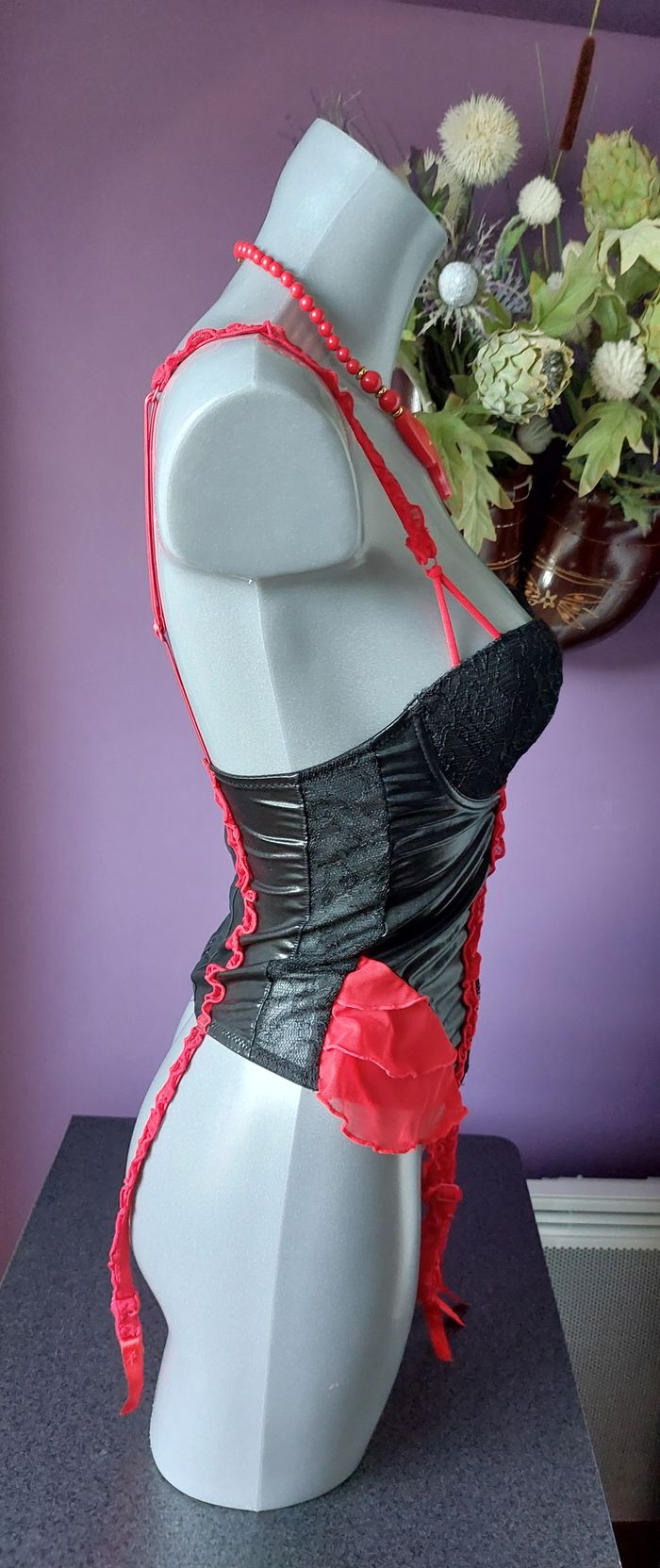 Guêpière bustier noir & rouge – Taille S/M style glamour. - photo numéro 5