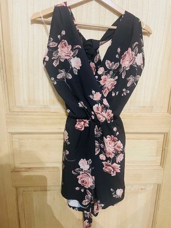 Combinaison short fluide fleurie avec poche dos nu  taille S