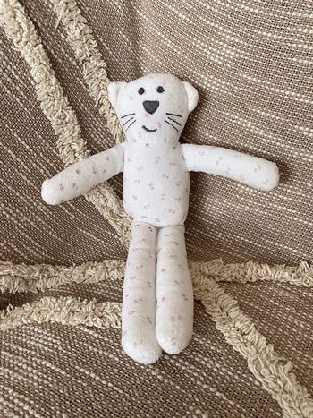 Peluche doudou 30cm bout chou ours blanc à fleur rose très bon état