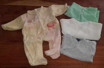 Lot brassières + pyjama 1 mois