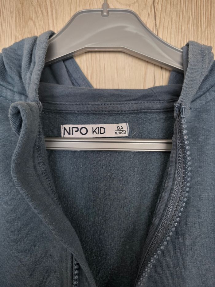 GILET À CAPUCHE GARÇON BLEU AVEC POCHES SUR LES CÔTÉS TAILLE 8ANS MARQUE NPO - photo numéro 3