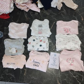 Lots 9 bodies 3 mois