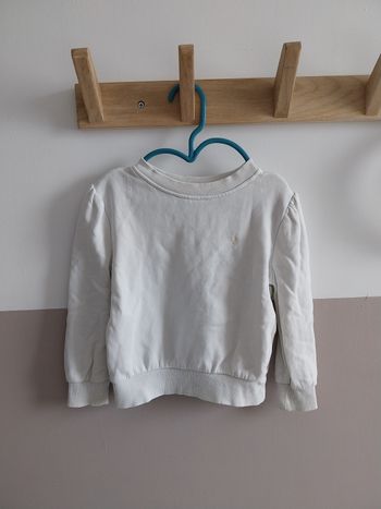 Sweat blanc avec un petit cœur