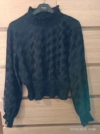 Très joli haut noir resserré à la taille