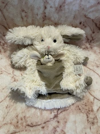 Doudou marionnette lapin blanc beige et son chien à doigt beige cocard vert HO2369 Histoire D’Ours