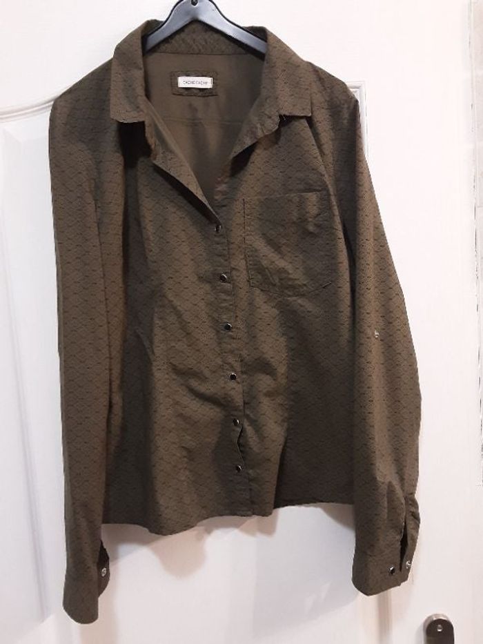 Jolie chemise kaki. Pate de boutonnage pour raccourcir les manches
