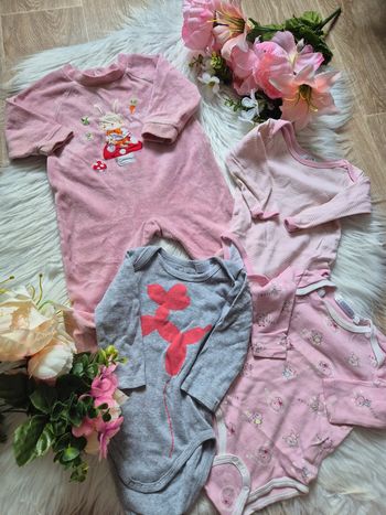 Lot fille 9 mois – Pyjama + 4 bodies manches longues 🐰🎈