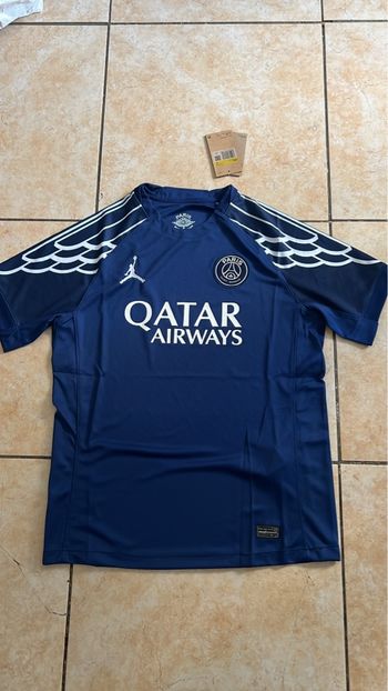 Maillot football psg neuf avec étiquette quatrième maillot taille S 