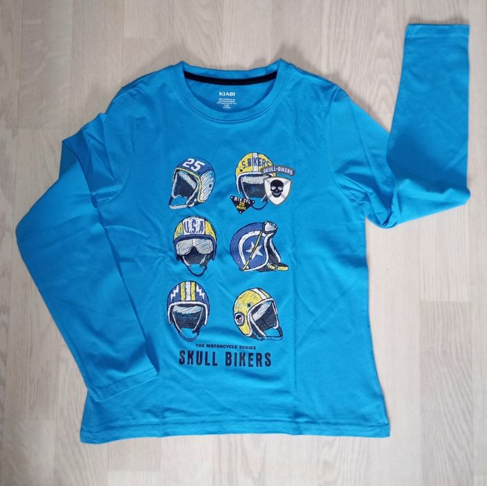 Tee-shirt bleu motif casques de baseball  Kiabi 
T. 10 ans 
NEUF