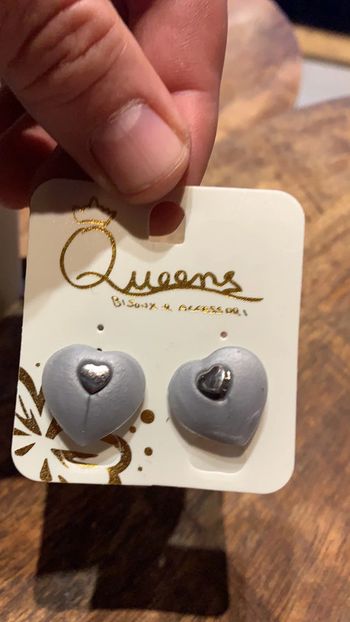 Paire de boucles d’oreilles coeur grise