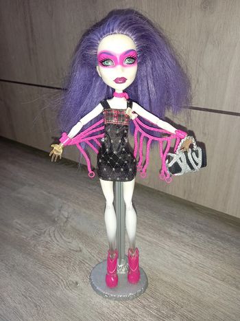 poupée monster high spectra vondergeist avec support et accessoires