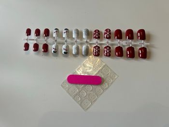 Press-on nails / Faux ongles x 24 NEUFS pour femme thème Noël 🎄☃️ couleurs rouge et blanc