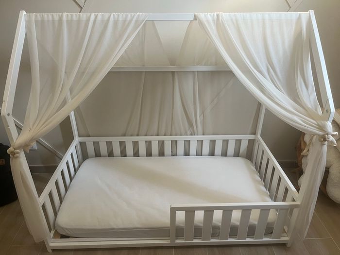 Lit cabane + matelas + voilage + draps