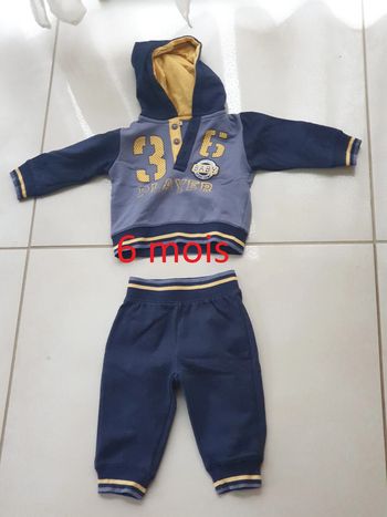 1 ensemble bleu jogging et pull avec capuche 6 mois