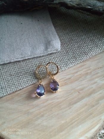 Petites créoles gouttes zircons violets