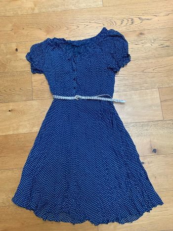 Robe à pois avec ceinture