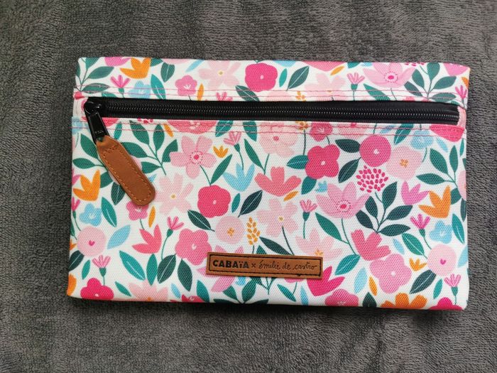 Pochette édition limitée Cabaia Émilie de Castro