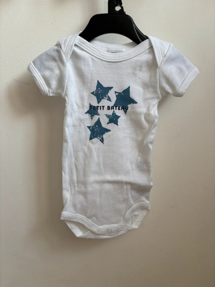 Lot 3 bodies blanc et bleu manches courtes Petit Bateau 3 mois - photo numéro 3