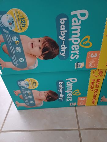 Deux cartons de couches pampers taille 3
