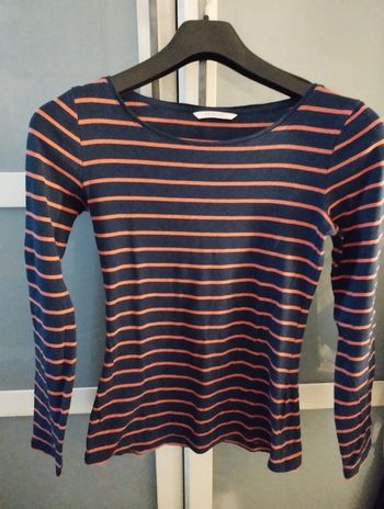 Tee shirt à bayadères bleu marine et corail