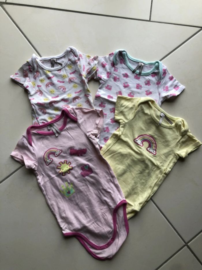 Lot 4 bodies manches courtes 12 mois