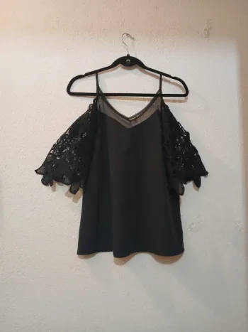 Blouse en dentelle noir épaules dénudée " emery rose " taille s