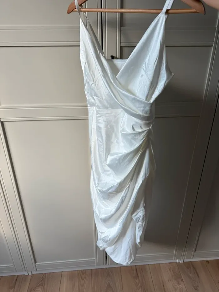 Jolie robe blanche asymétrique S/36 - photo numéro 4