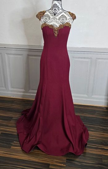 Robe de soirée bordeaux coupe sirène avec traine perles dorées et dos en tulle taille 38/M