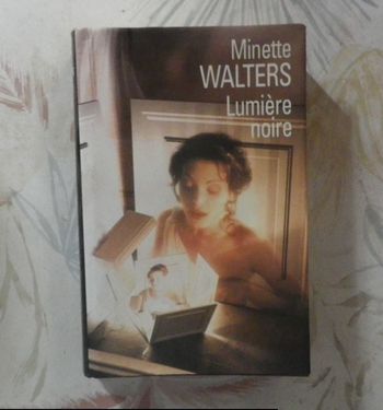 LUMIERE NOIRE de Minette WALTERS Ed. France Loisirs