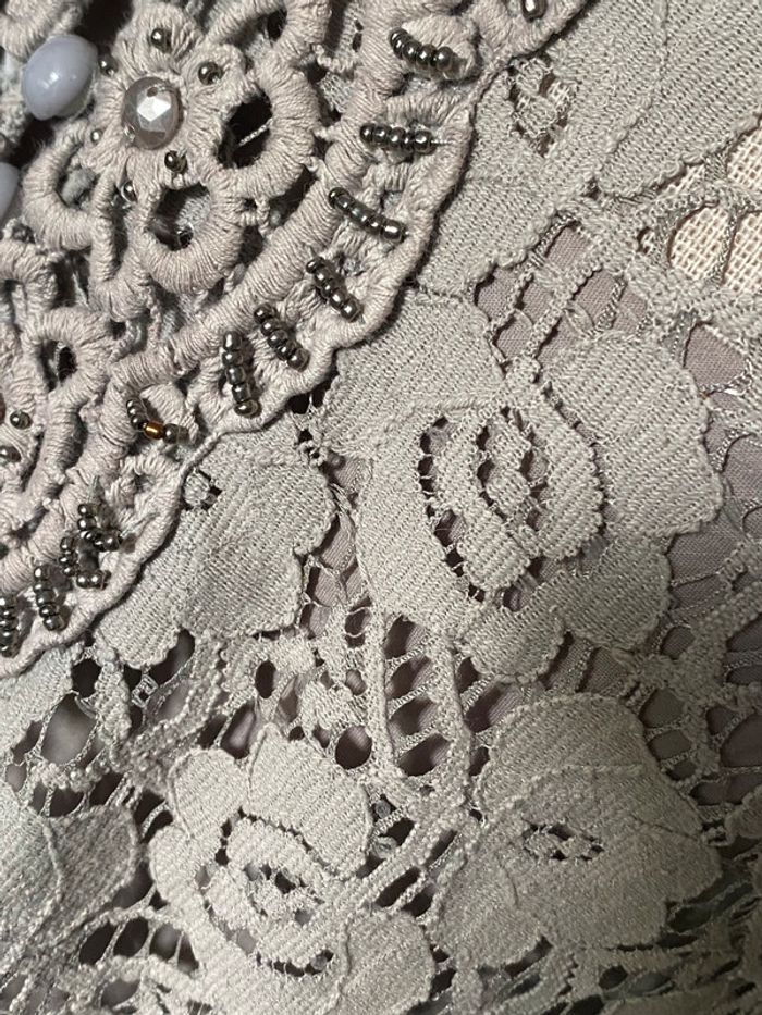Robe grise en dentelle - photo numéro 4