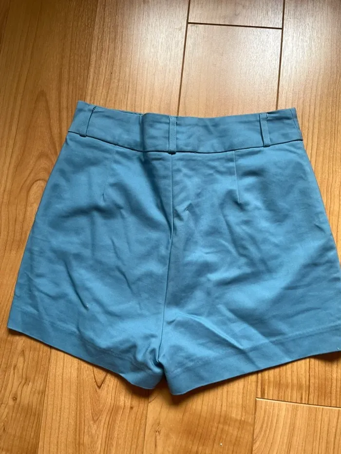 Short bleu Stradivarius taille 38 neuf - photo numéro 4