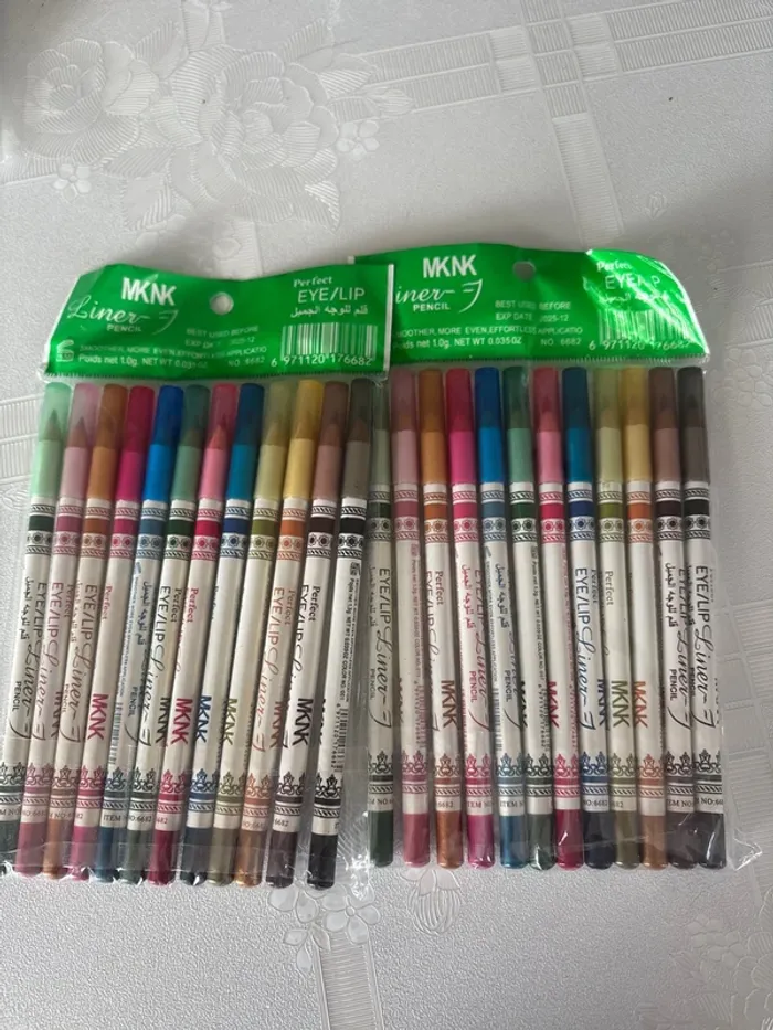 Maquillage crayon lèvre yeux