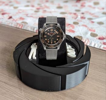 Présentoir de montre hommage James BOND 007