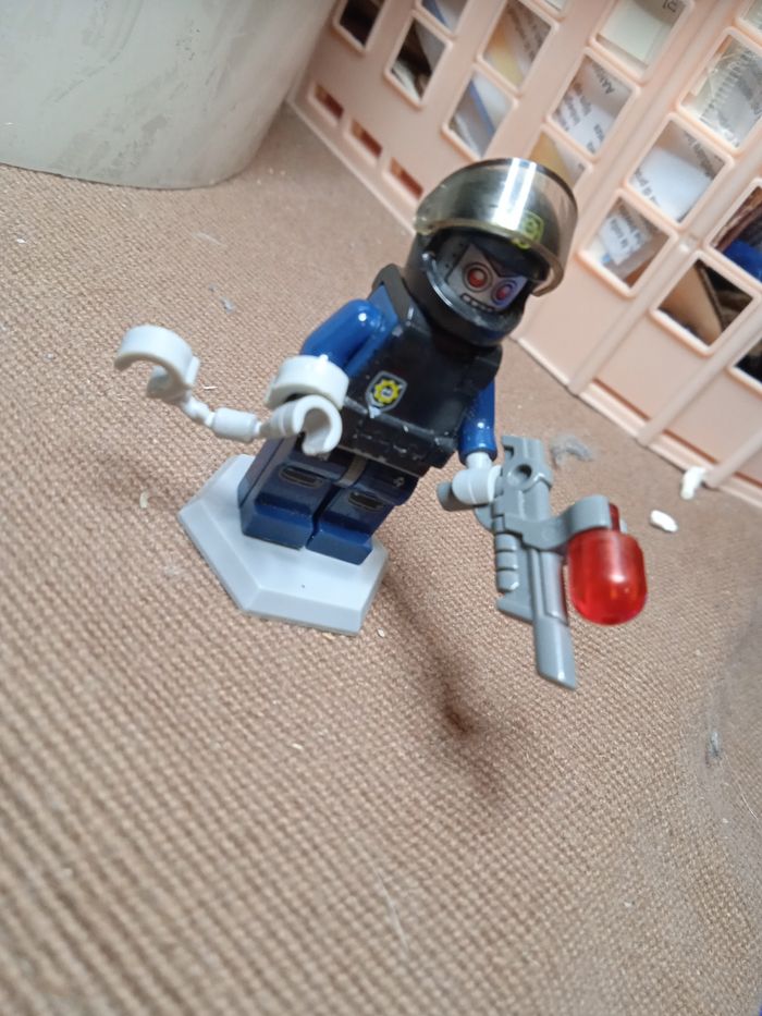 LEGO robot policier