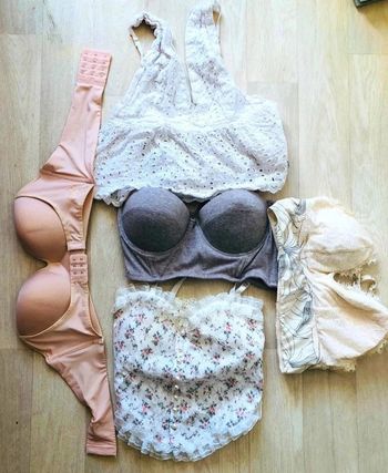 4 bustiers et 1 soutien gorge du 30 au 36 soit 5 pièces ( 75B) S / 36 soit 5 pièces