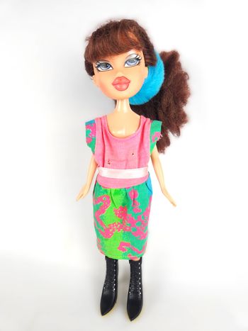 Poupée Bratz Vintage - Robe Rose/Vert Motif NÉON - Bottes Noires - Attache Bleue