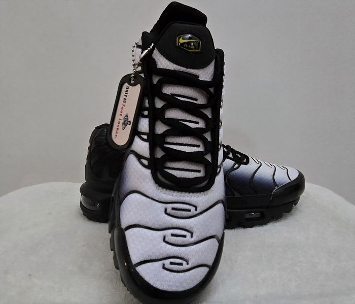 Nike Air Max Plus Tn , dans un coloris dégradé noir → gris/bleu avec swoosh jaune.T 40 et 41 - photo numéro 7