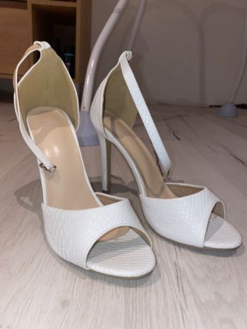 Chaussure à talons ouverte