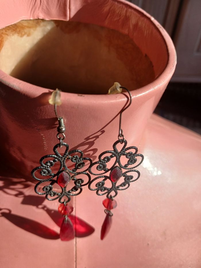Boucles d'oreilles pendantes gris et rouge - photo numéro 5