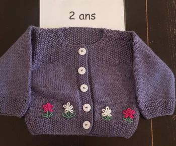 Gilet tricoté avec fleurs 2 ans