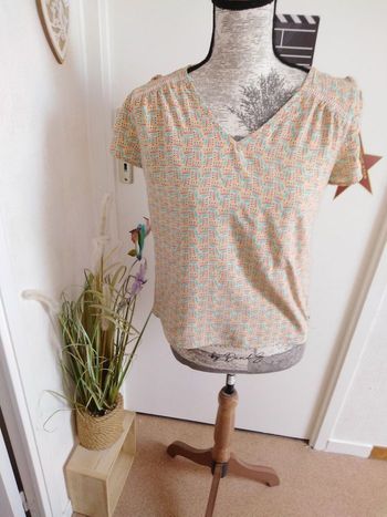 Tunique, blouse  taille  M,  ou 38,40, Femme mi saison, été,motif, couleur pastel, col v, dos  nu