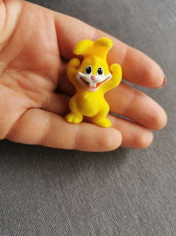 Figurine lapin jaune de Pâques Kinder