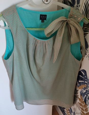 Blouse beige à petits pois vert